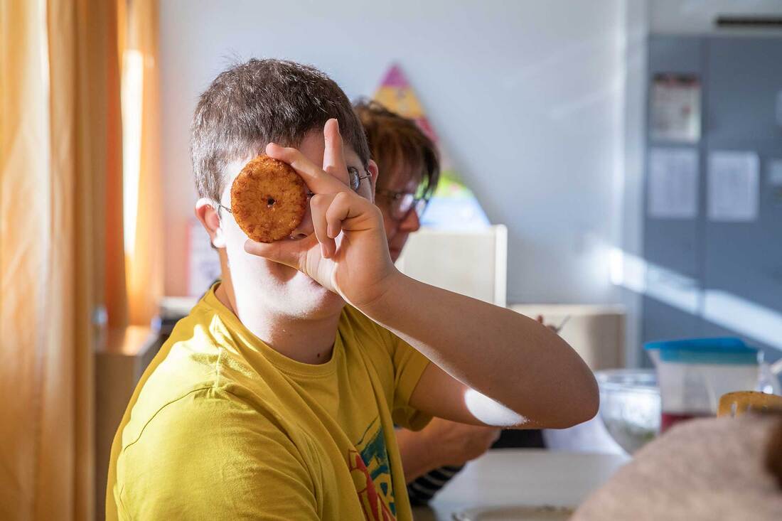 Zwei Kinder besuchen die Nachhilfe