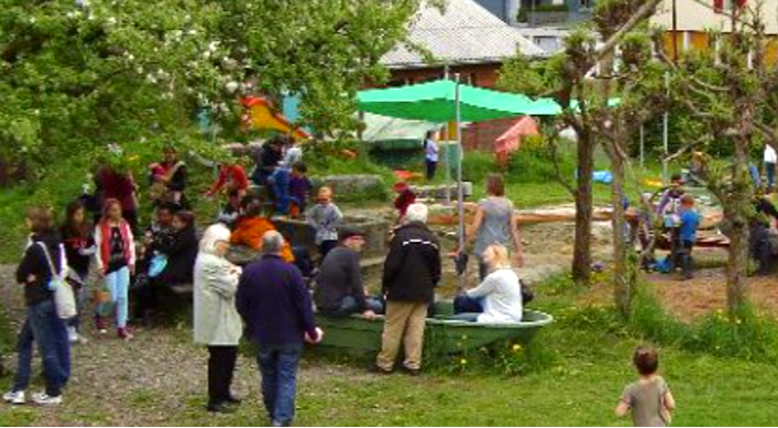 Zwei Personen besuchen den Deutsch-Unterricht